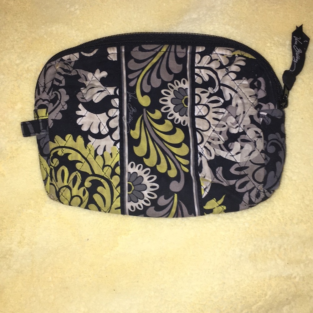 Vera Bradley medium cosmetics bag🤍
